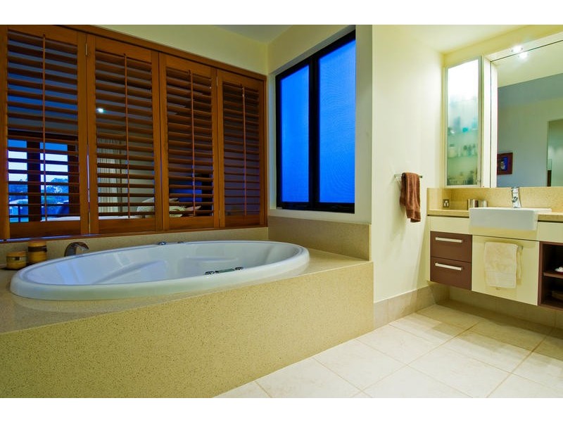 27 Andrea Avenue, Broadbeach Waters QLD 4218