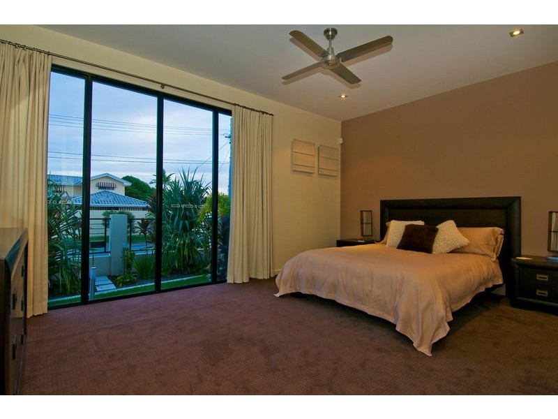 27 Andrea Avenue, Broadbeach Waters QLD 4218