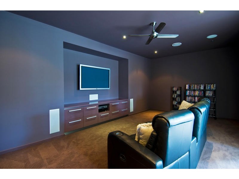 27 Andrea Avenue, Broadbeach Waters QLD 4218