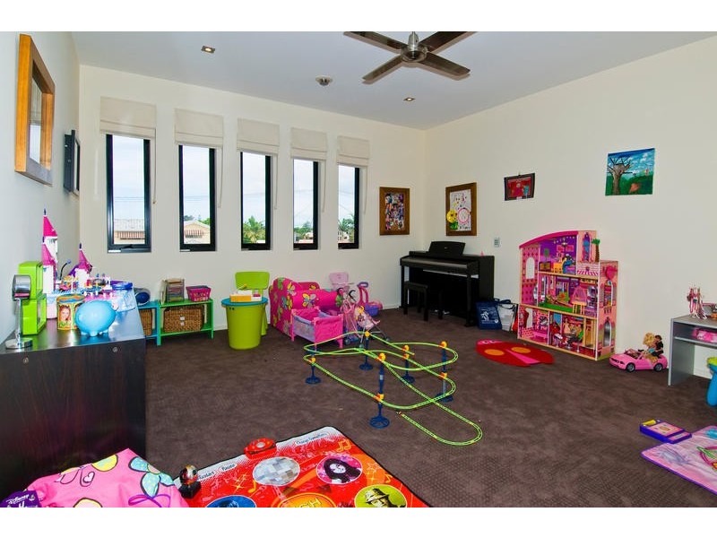 27 Andrea Avenue, Broadbeach Waters QLD 4218