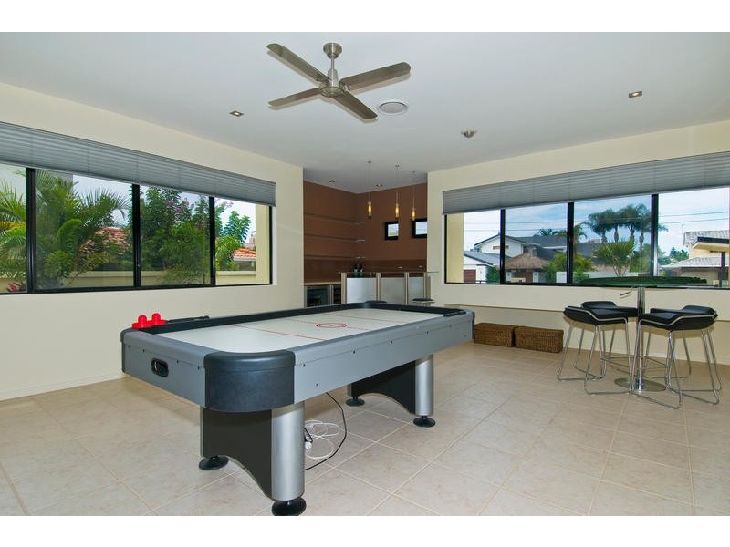 27 Andrea Avenue, Broadbeach Waters QLD 4218