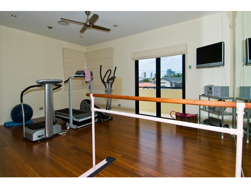 27 Andrea Avenue, Broadbeach Waters QLD 4218