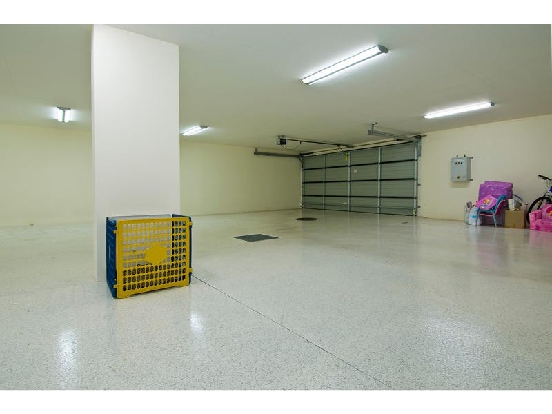 27 Andrea Avenue, Broadbeach Waters QLD 4218