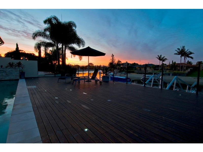 27 Andrea Avenue, Broadbeach Waters QLD 4218