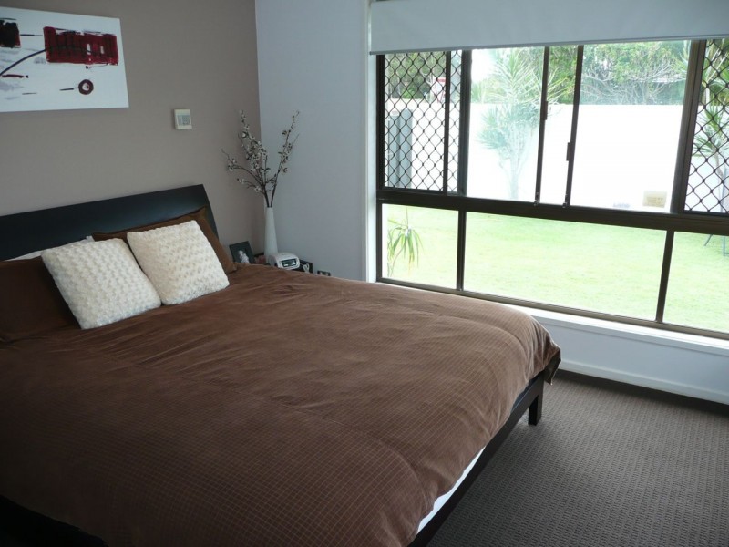 1 Normanby St, Mermaid Waters QLD 4218