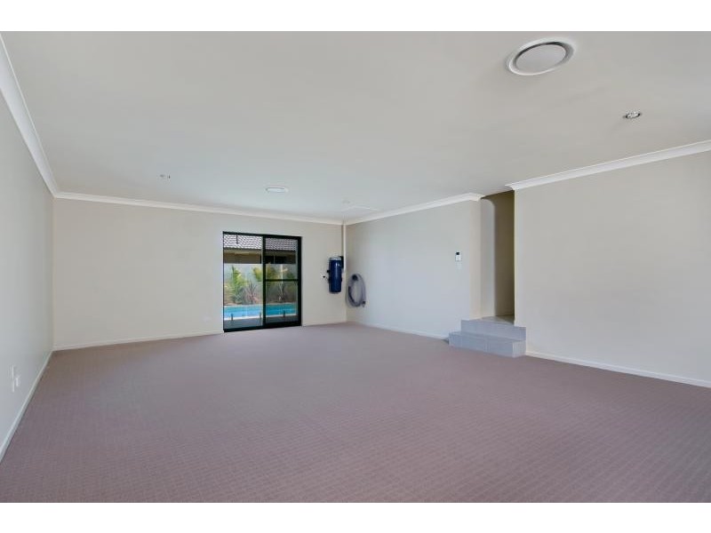 10 Meredith Dr, Broadbeach Waters QLD 4218