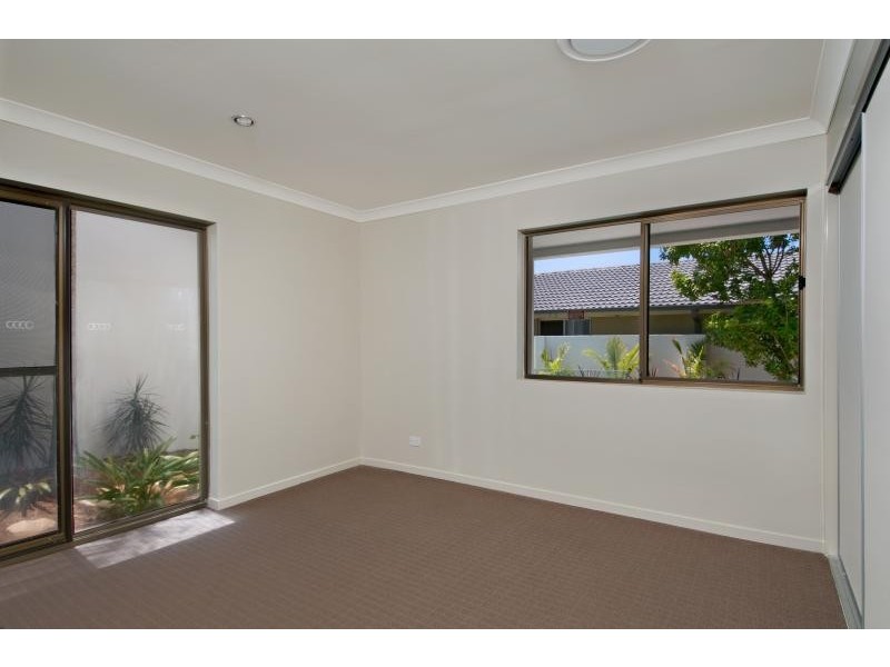 10 Meredith Dr, Broadbeach Waters QLD 4218