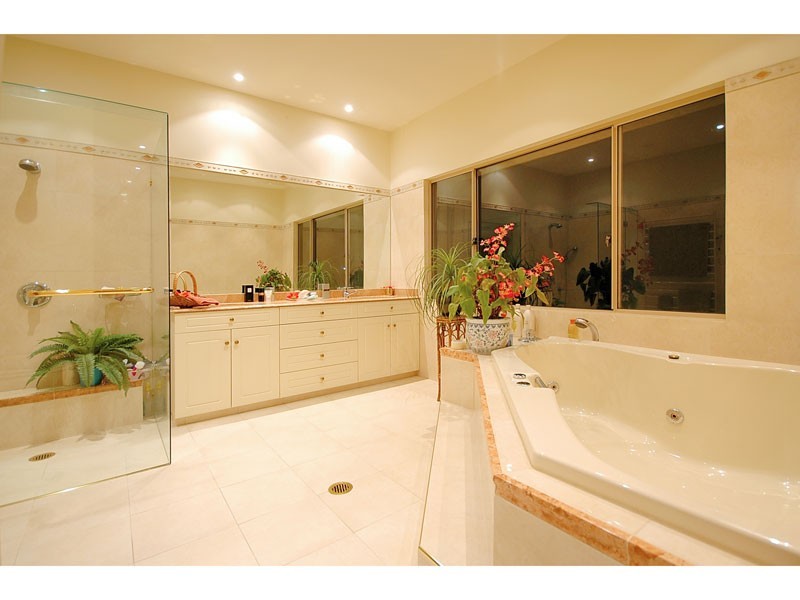 16 Park Avenue, Broadbeach Waters QLD 4218