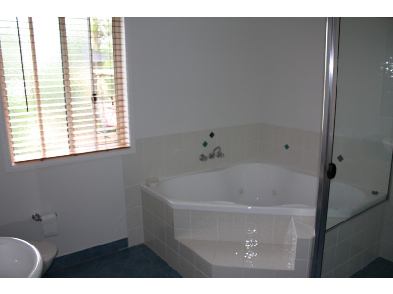 2 Monte Vista Ct, Broadbeach Waters QLD 4218