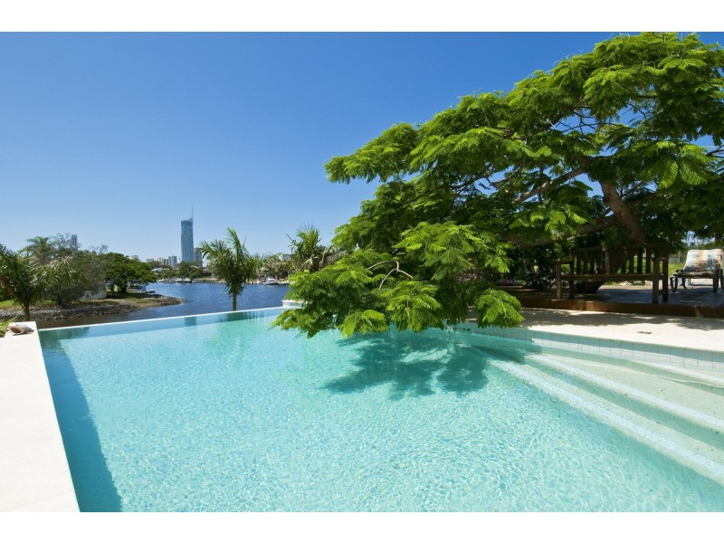 17 Meredith Dr, Broadbeach Waters QLD 4218