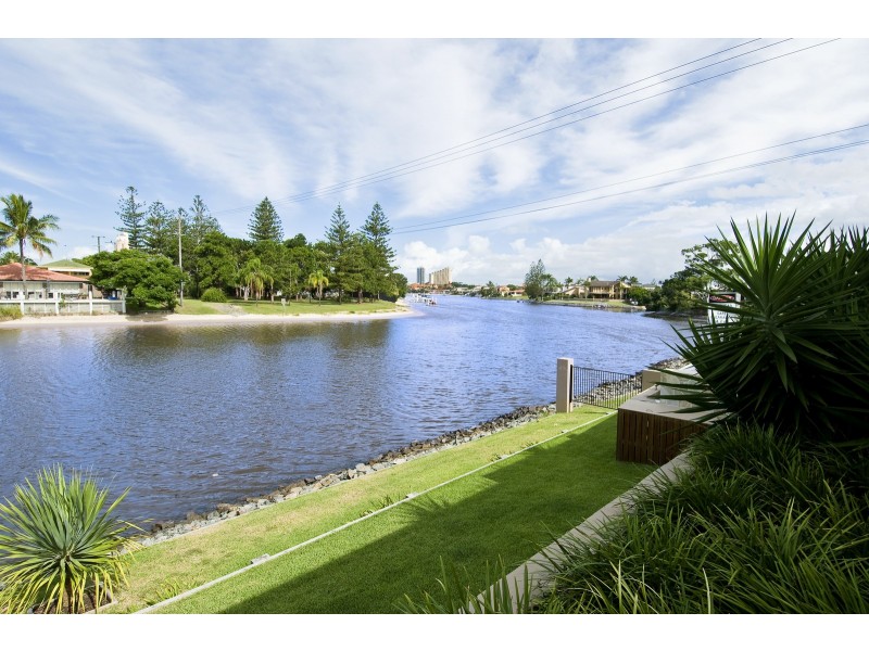 17 Meredith Dr, Broadbeach Waters QLD 4218