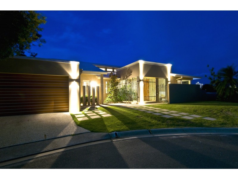 17 Meredith Dr, Broadbeach Waters QLD 4218