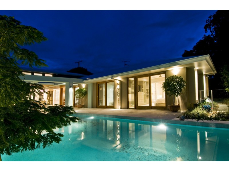 17 Meredith Dr, Broadbeach Waters QLD 4218