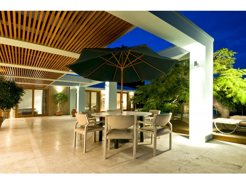 17 Meredith Dr, Broadbeach Waters QLD 4218
