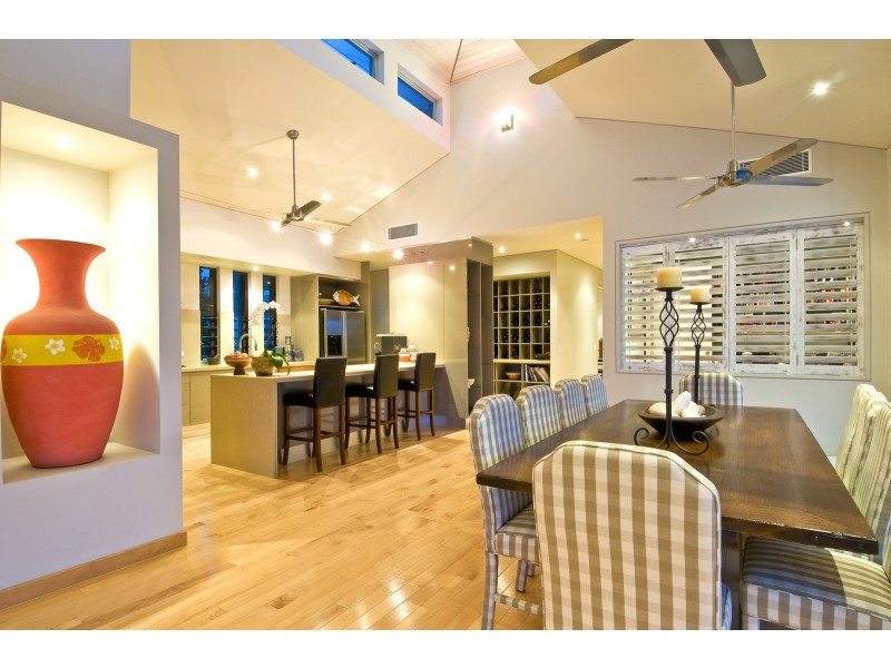 17 Meredith Dr, Broadbeach Waters QLD 4218