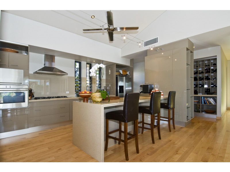 17 Meredith Dr, Broadbeach Waters QLD 4218