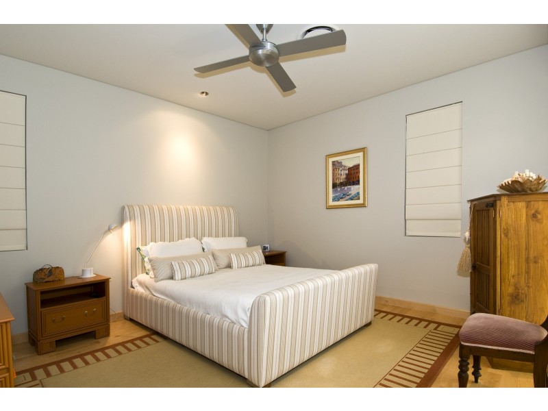 17 Meredith Dr, Broadbeach Waters QLD 4218