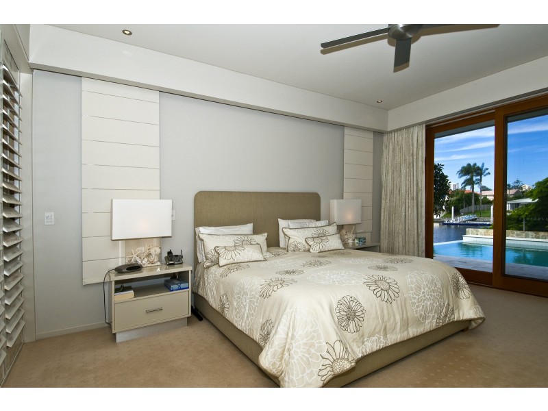 17 Meredith Dr, Broadbeach Waters QLD 4218