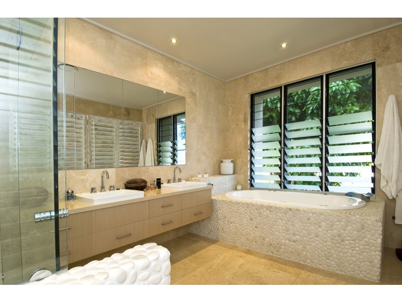 17 Meredith Dr, Broadbeach Waters QLD 4218