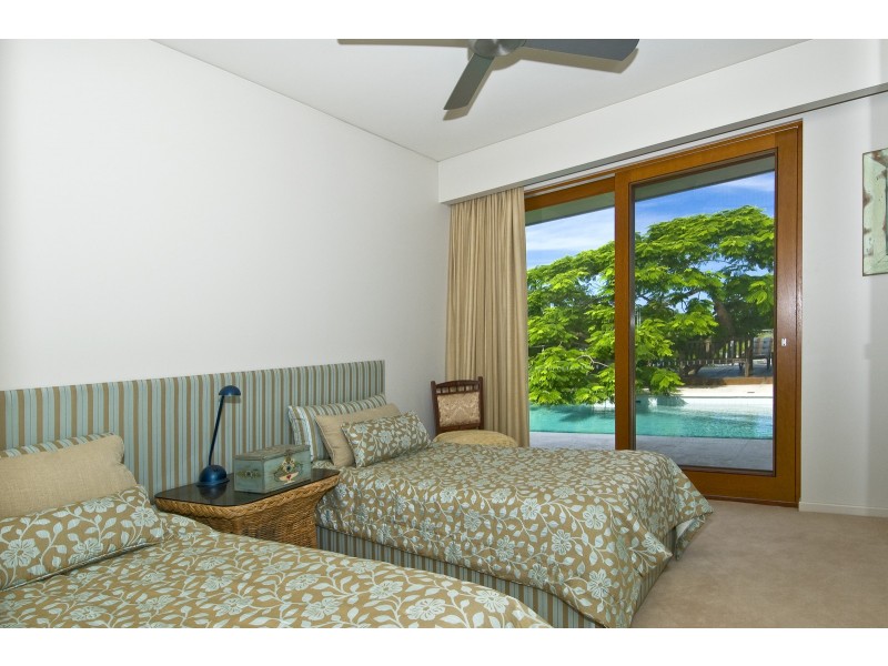 17 Meredith Dr, Broadbeach Waters QLD 4218