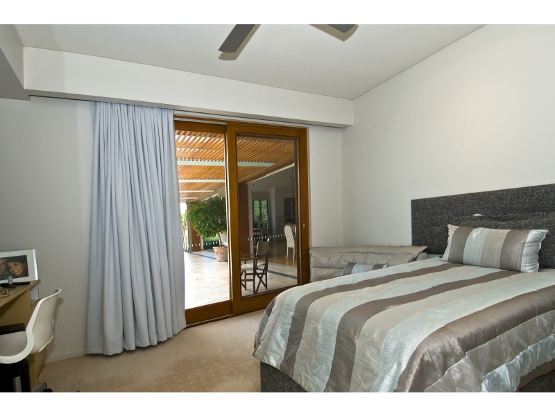 17 Meredith Dr, Broadbeach Waters QLD 4218