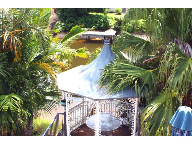 7 Ensenada Court, Broadbeach Waters QLD 4218