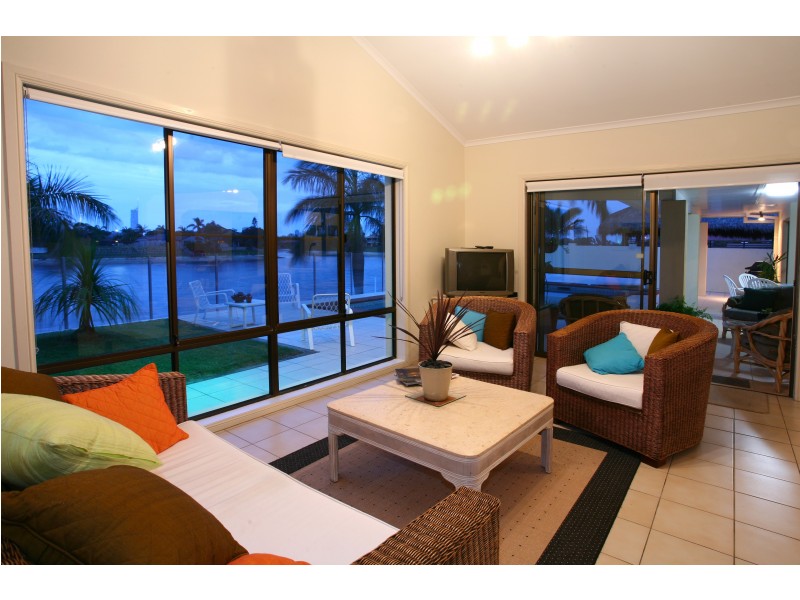 52 Waitomo St, Broadbeach Waters QLD 4218