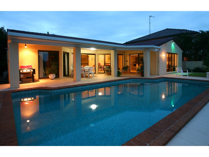 52 Waitomo St, Broadbeach Waters QLD 4218