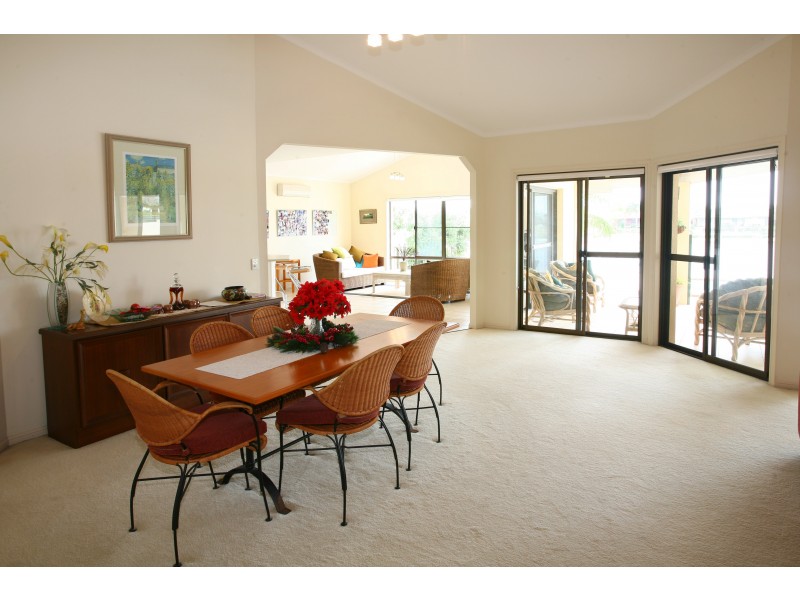 52 Waitomo St, Broadbeach Waters QLD 4218