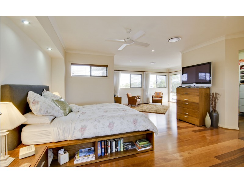 20 Bombala St, Broadbeach Waters QLD 4218