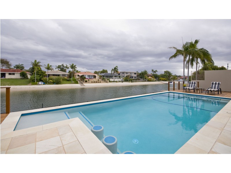 20 Bombala St, Broadbeach Waters QLD 4218