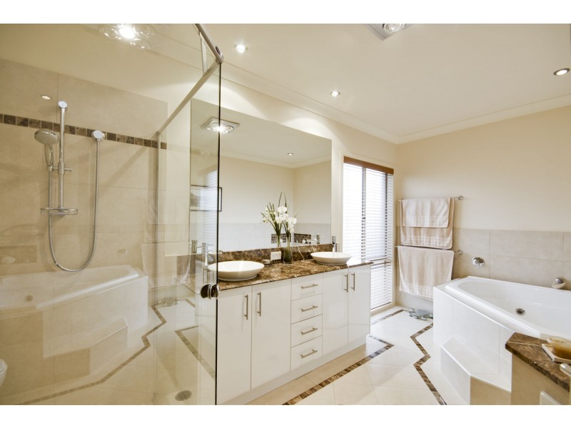 20 Bombala St, Broadbeach Waters QLD 4218