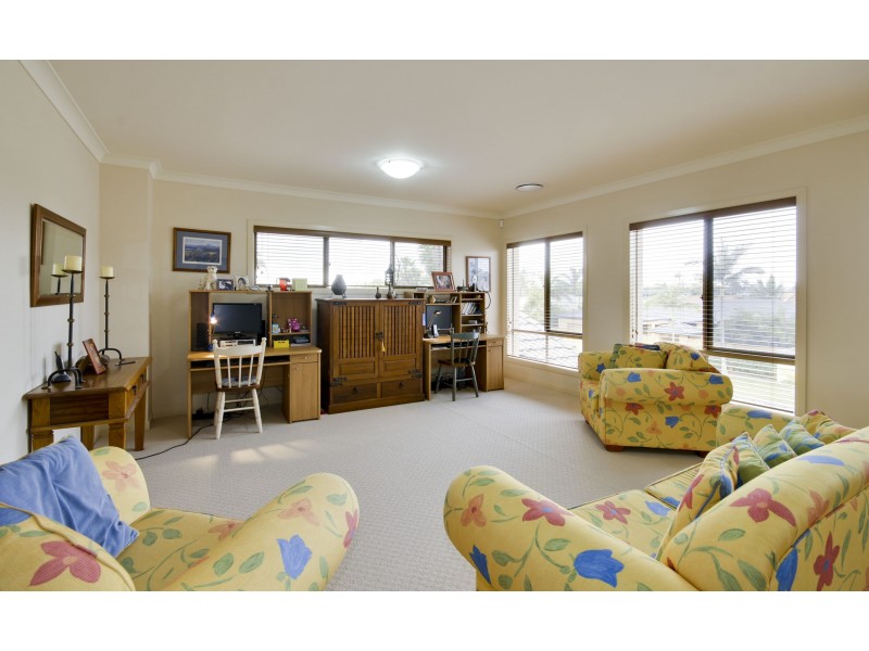 20 Bombala St, Broadbeach Waters QLD 4218