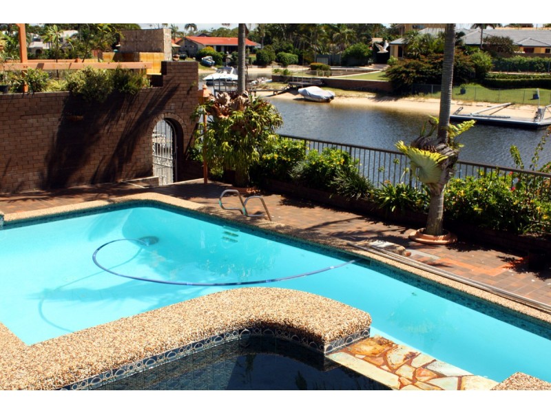 13 Alma St, Broadbeach Waters QLD 4218
