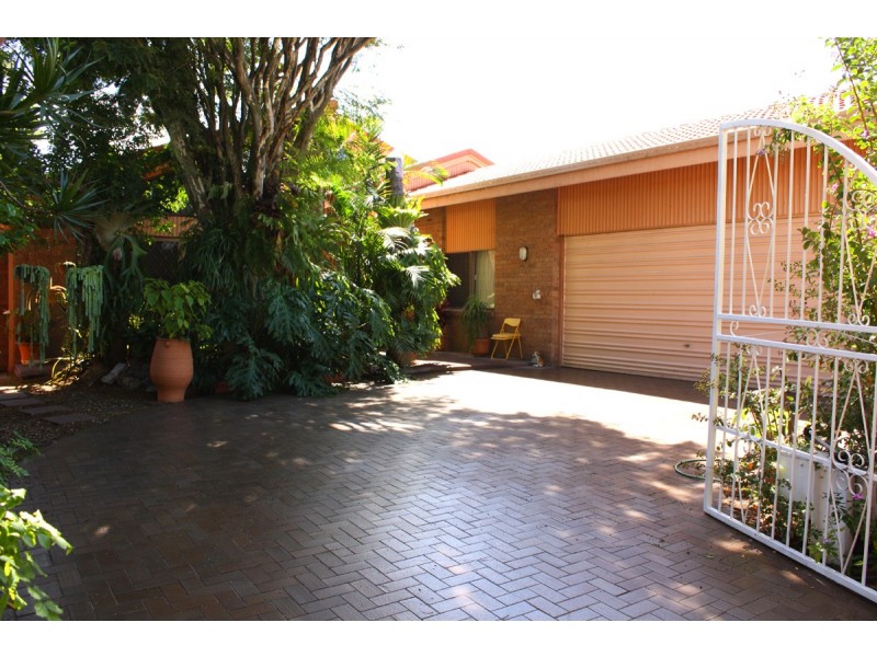 13 Alma St, Broadbeach Waters QLD 4218