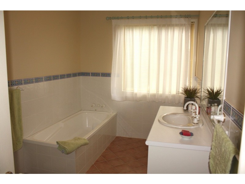 7 Luisa Ct, Benowa QLD 4217