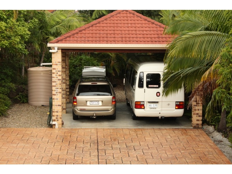 7 Luisa Ct, Benowa QLD 4217