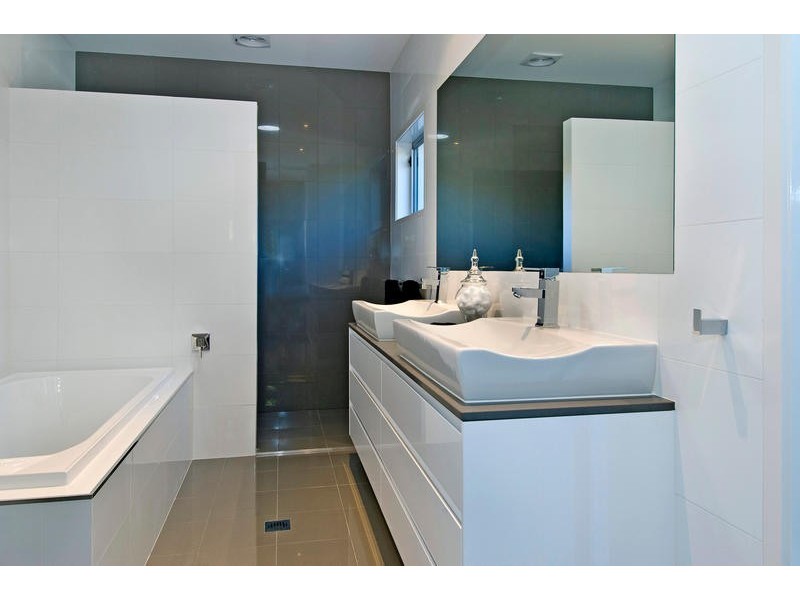 73 Rudd Ct, Broadbeach Waters QLD 4218