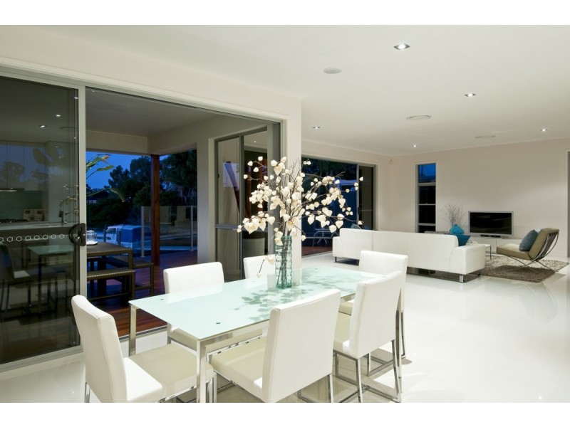 73 Rudd Ct, Broadbeach Waters QLD 4218