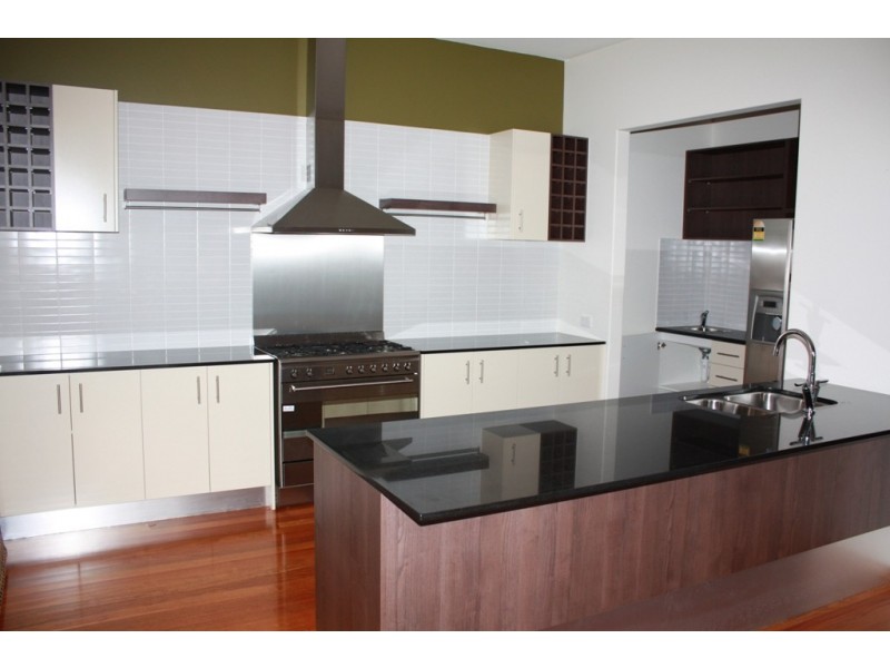 5016 Emerald Islands Drive, Carrara QLD 4211