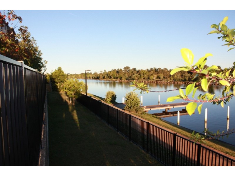 5016 Emerald Islands Drive, Carrara QLD 4211