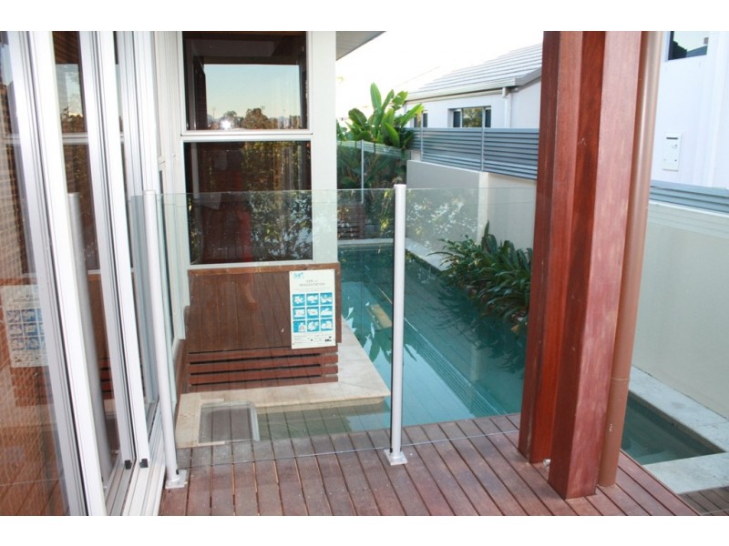5016 Emerald Islands Drive, Carrara QLD 4211