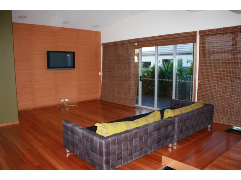 5016 Emerald Islands Drive, Carrara QLD 4211