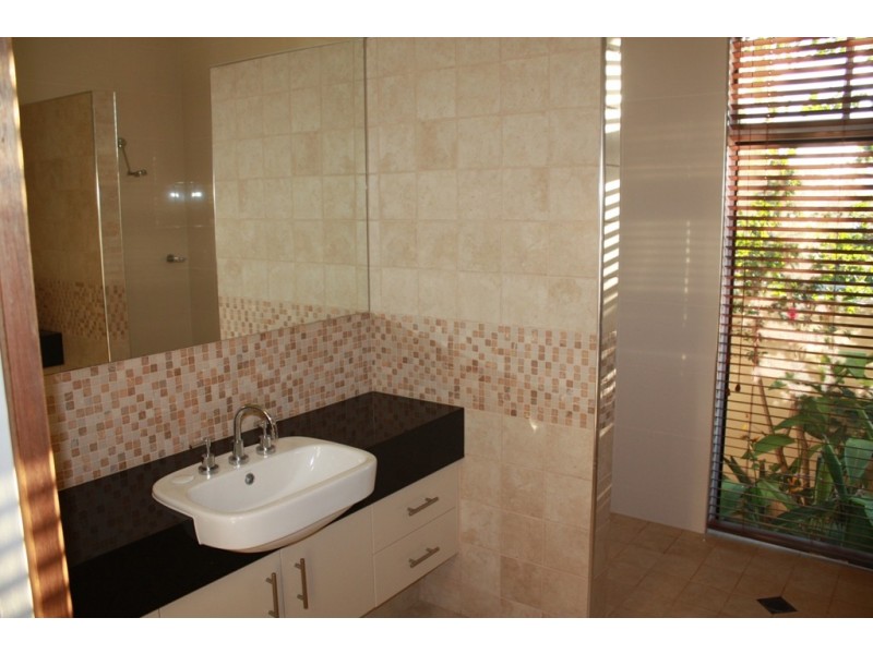 5016 Emerald Islands Drive, Carrara QLD 4211