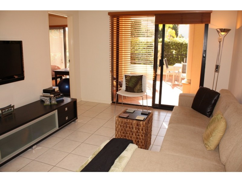 1/12 St Kilda Ave, Broadbeach QLD 4218