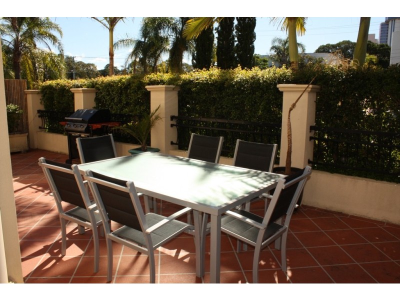 1/12 St Kilda Ave, Broadbeach QLD 4218