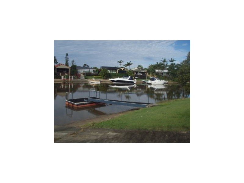7 Nootka Ct, Broadbeach Waters QLD 4218