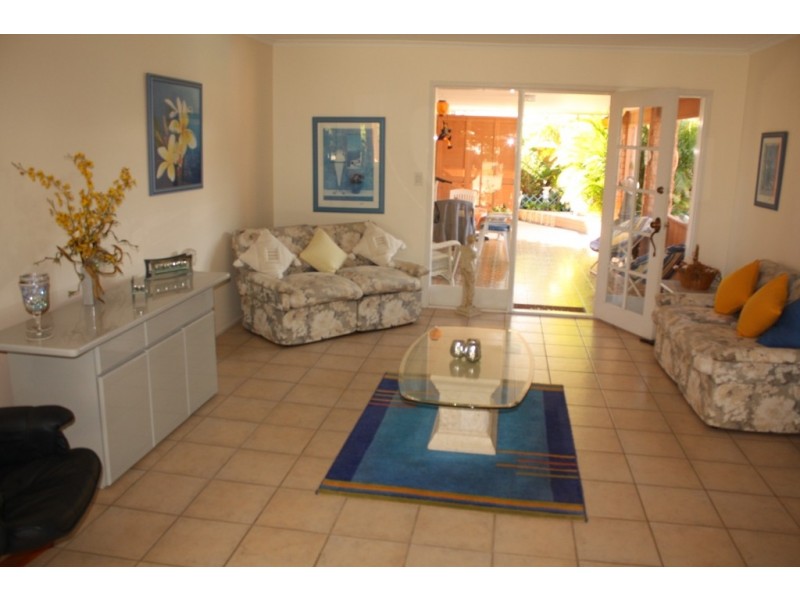 6 San Michelle Ct, Broadbeach Waters QLD 4218