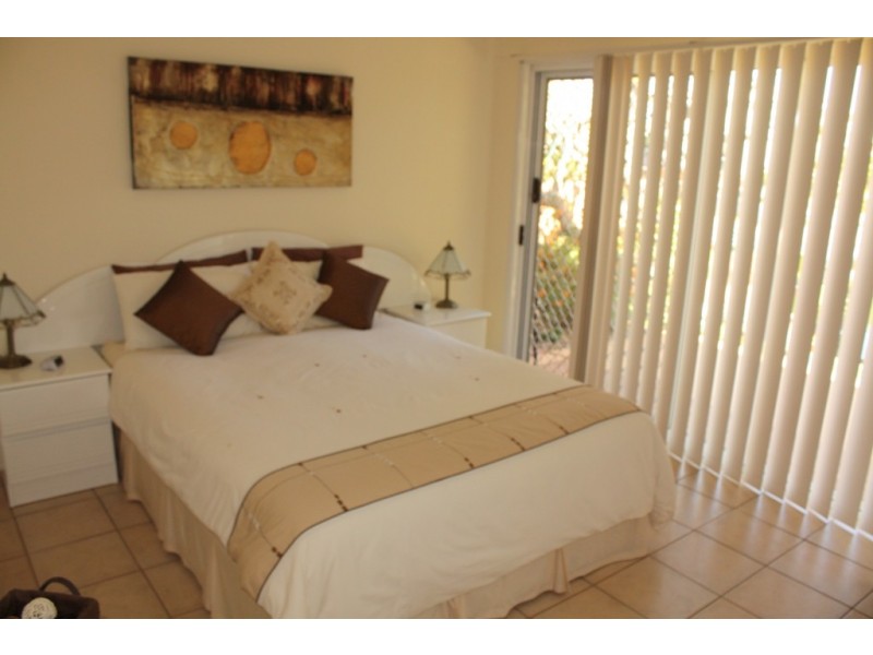 6 San Michelle Ct, Broadbeach Waters QLD 4218