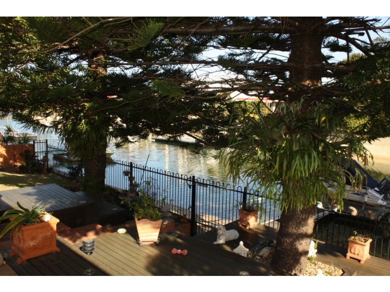 6 San Michelle Ct, Broadbeach Waters QLD 4218